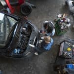 laudo-cautelar-mecanico-em-oficina-com-capo-do-carro-aberto-mostrando-para-a-motorista-o-motor