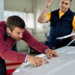 vistoria-cautelar-homem-analisando-a-pintura-do-carro